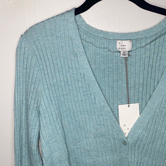 🌵Adorable NWT Women's Fine Gauge Ribbed Button up Cardigan! - Picture 4 of 11